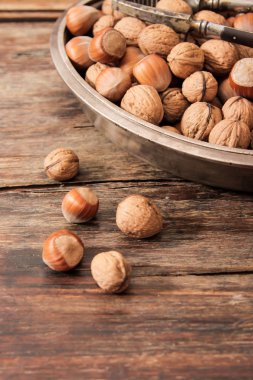 vintage orehokolom ile metal plakalar fındık karışımı