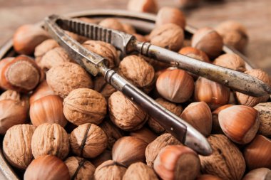 vintage orehokolom ile metal plakalar fındık karışımı