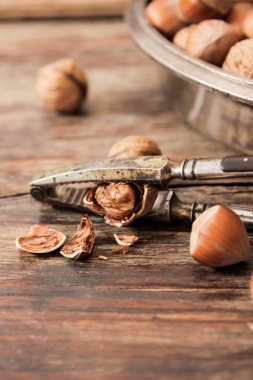 vintage orehokolom ile metal plakalar fındık karışımı