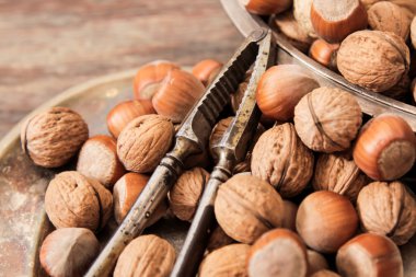 vintage orehokolom ile metal plakalar fındık karışımı