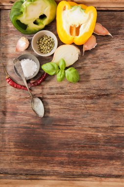 fesleğen tuz ve biber balgarskih, sarımsak ile