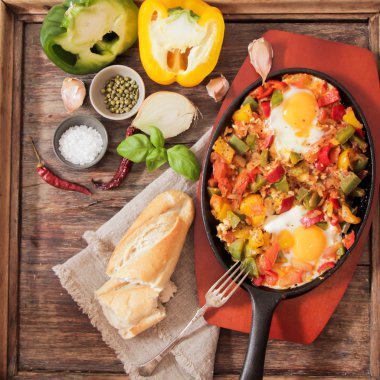 sahanda yumurta domates ve biber geleneksel kahvaltı ile