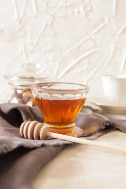 Bir kristal bardak taze lezzetli tatlım