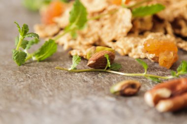 fındık ve kuru meyve nane yaprakları ile müsli