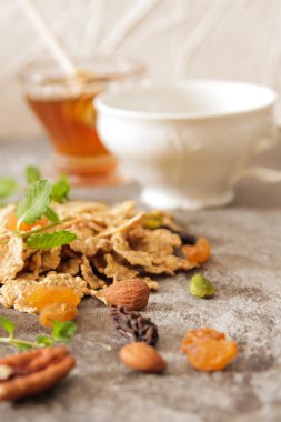 çilekli süt ve bal ile müsli fincan