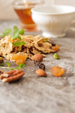 çilekli süt ve bal ile müsli fincan