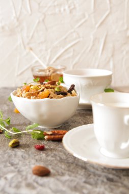 çilekli süt ve bal ile müsli fincan