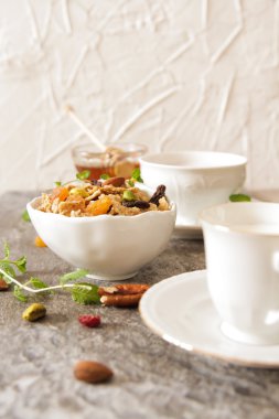 çilekli süt ve bal ile müsli fincan