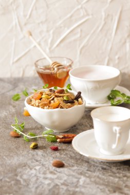 çilekli süt ve bal ile müsli fincan