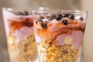 Böğürtlenli yoğurt granola ve ballı fincan