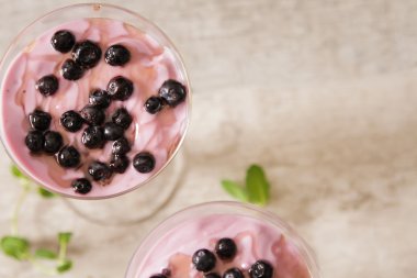 Böğürtlenli yoğurt granola ve ballı fincan
