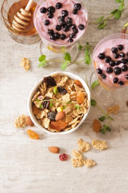 Böğürtlenli yoğurt granola ve ballı fincan