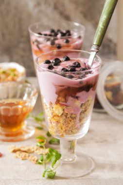 Böğürtlenli yoğurt granola ve ballı fincan