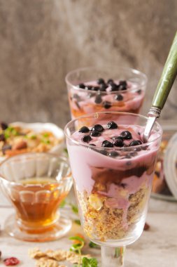 Böğürtlenli yoğurt granola ve ballı fincan