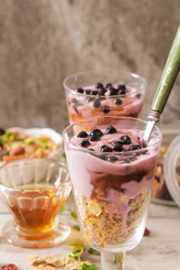 Böğürtlenli yoğurt granola ve ballı fincan