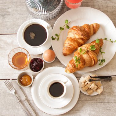 Fransız kahvaltı kahve ve kruvasan ışık