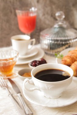 Fransız kahvaltı kahve ve kruvasan ışık