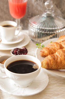 Fransız kahvaltı kahve ve kruvasan ışık