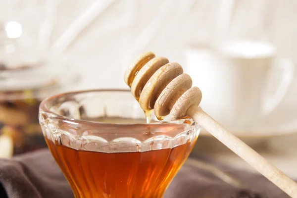 Fresh delicious honey in a crystal glass — Stock Photo, Image