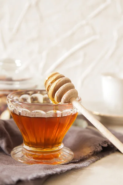 Fresh delicious honey in a crystal glass — Stock Photo, Image