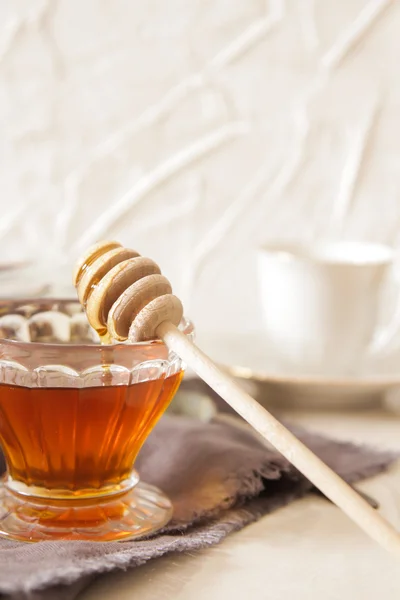 Fresh delicious honey in a crystal glass — Stock Photo, Image