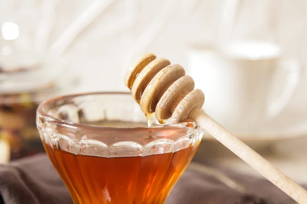 Fresh delicious honey in a crystal glass — Stock Photo, Image