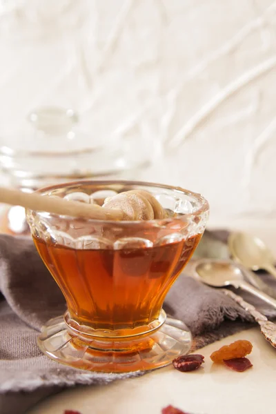Čerstvý delicious medu v křišťálovém skle — Stock fotografie