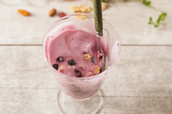 Tazza di yogurt ai mirtilli con muesli e miele — Foto Stock