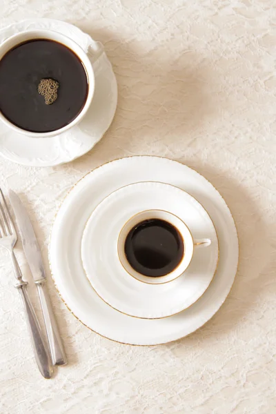 Colazione francese leggera a base di caffè e croissant — Foto Stock