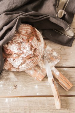 Taze ekmek ve tuz ahşap arka plan üzerinde