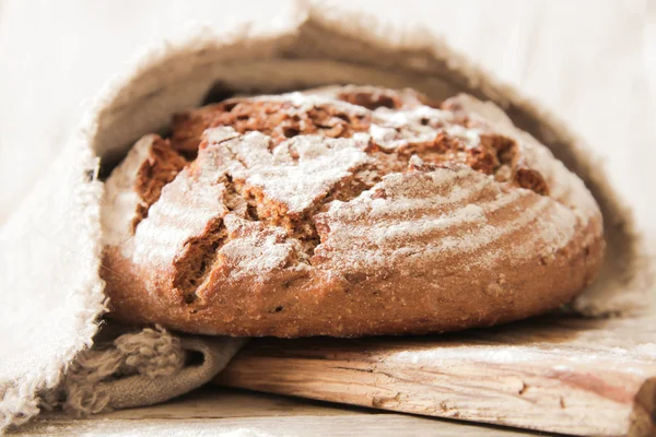 焼きたてのパンと木製の背景に塩 — ストック写真