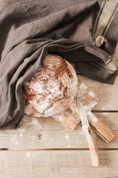 Pan fresco y sal sobre fondo de madera —  Fotos de Stock