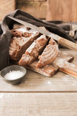 Taze ekmek ve tuz ahşap arka plan üzerinde