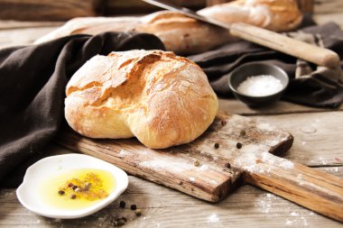 Tuz ve bir lezzetli zeytin yağı ile taze ekmek