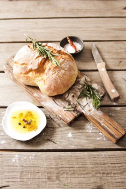 Tuz ve bir lezzetli zeytin yağı ile taze ekmek