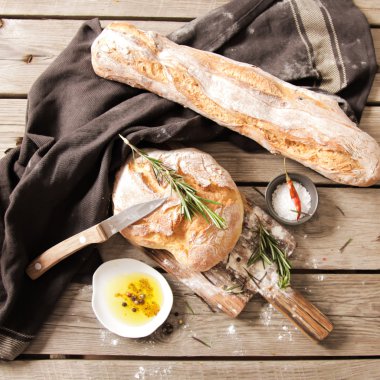 Tuz ve bir lezzetli zeytin yağı ile taze ekmek