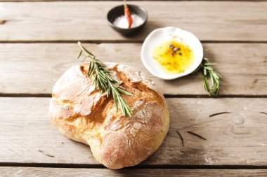 Tuz ve bir lezzetli zeytin yağı ile taze ekmek