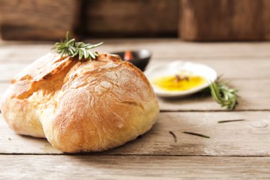 Tuz ve bir lezzetli zeytin yağı ile taze ekmek