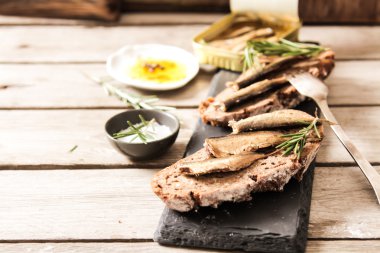 bira aperatif biftek tartare salatalık turşusu ve taze soğan ile