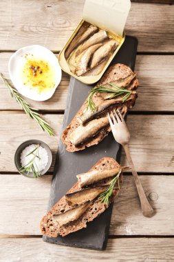 bira aperatif biftek tartare salatalık turşusu ve taze soğan ile