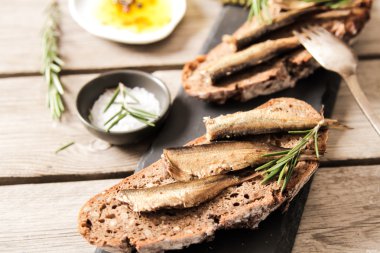 bira aperatif biftek tartare salatalık turşusu ve taze soğan ile