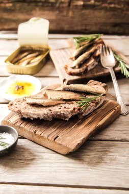 bira aperatif biftek tartare salatalık turşusu ve taze soğan ile