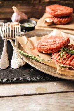 bira aperatif biftek tartare salatalık turşusu ve taze soğan ile