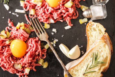 bira aperatif biftek tartare salatalık turşusu ve taze soğan ile