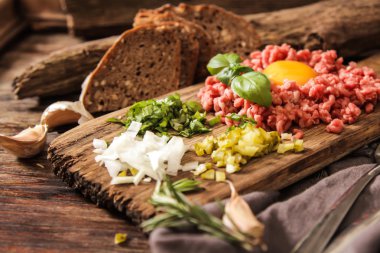 bira aperatif biftek tartare salatalık turşusu ve taze soğan ile