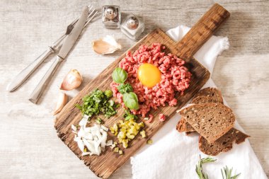 bira aperatif biftek tartare salatalık turşusu ve taze soğan ile