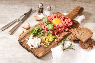 bira aperatif biftek tartare salatalık turşusu ve taze soğan ile