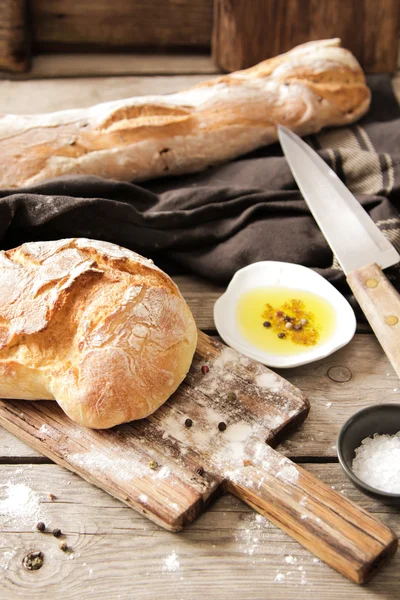 Fresh bread with salt and a delicious olive oil — Stock Photo, Image