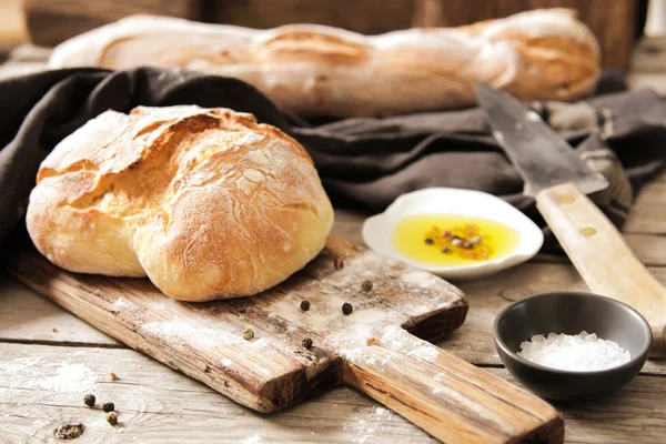 Fresh bread with salt and a delicious olive oil — Stock Photo, Image