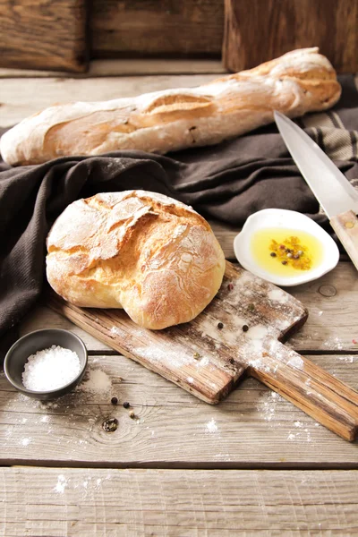 Fresh bread with salt and a delicious olive oil — Stock Photo, Image